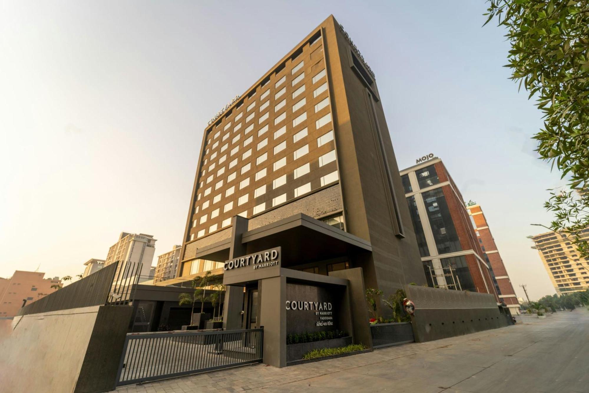 Courtyard By Marriott Вадодара Екстериор снимка